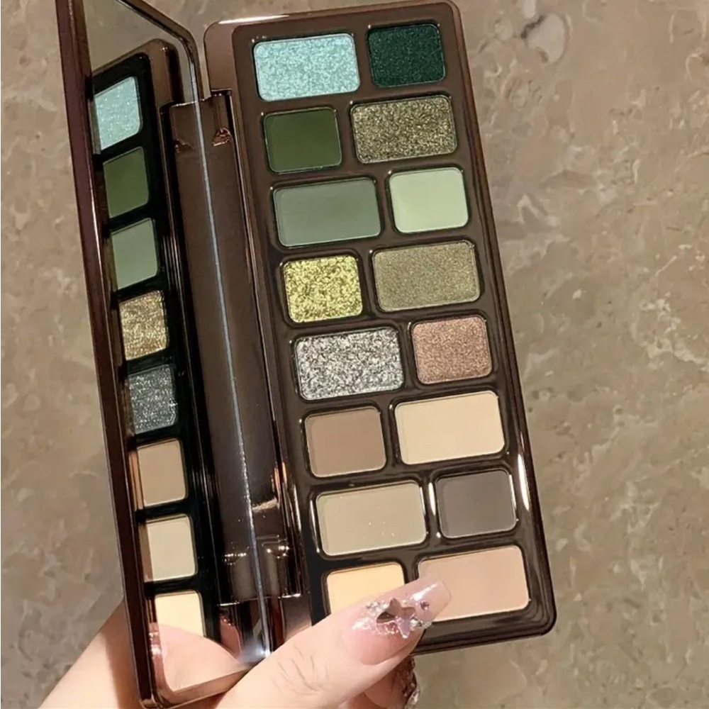 Luxurious Eyeshadow Palette with Green and Silver Shades - Picture 3 of 4